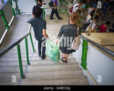 14 luglio 2011 - Bangkok, Thailandia - la gente lascia la stazione di Asoke della linea BTS Skytrain Sukhumvit. Il Bangkok Mass Transit System, comunemente noto come BTS Skytrain, è un sistema di trasporto rapido sopraelevato a Bangkok, Thailandia. È gestito da Bangkok Mass Transit System Public Company Limited (BTSC) in virtù di una concessione concessa dalla Bangkok Metropolitan Administration (BMA). Il sistema è costituito da ventitré stazioni lungo due linee: La linea Sukhumvit che corre verso nord e verso est, terminando rispettivamente a Mo Chit e a Nut, e la linea Silom che percorre le strade Silom e Sathon, Foto Stock