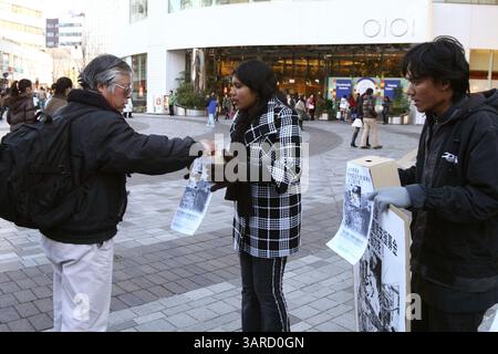 17 gennaio 2010 - Tokyo, Giappone - l'attività di donazione al terremoto haitiano da parte di uno straniero residente in Giappone è stata eseguita a Ginza, Tokyo. "Sostegno alle vittime haitiane!" si rivolgeva a te come. I giapponesi che hanno camminato Ginza hanno raccolto fondi. 6.434 15 il grande terremoto di Hanshin che le persone sono state sacrificate salutò mattina di anni dall'epidemia il 17. Nella zona colpita furono eseguiti vari eventi di lutto e fu data la preghiera del requiem. (Immagine di credito: © Hitoshi Yamada/ZUMA Press) Foto Stock