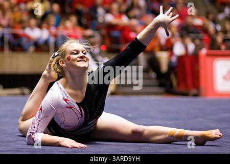 NCAA Div i Athletics: Utah Gymnastics vs Iowa State, 15 gennaio 2010. La ginnasta dell'Università dello Utah Annie DiLuzio si esibisce sul pavimento durante un incontro di ginnastica NCAA tra la University of Utah Utes e gli Iowa State University Cyclones al Jon M. Huntsman Center di Salt Lake City, Utah. Utah ha vinto il Meet con un punteggio di 196,300 - 195.350.(Credit Image: © Russ Isabella/Cal Sport Media/ZUMApress.com) Foto Stock