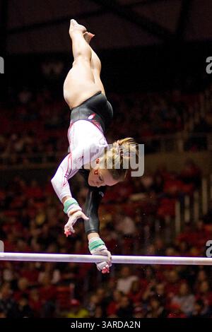 NCAA Div i Athletics: Utah Gymnastics vs Iowa State, 15 gennaio 2010. La ginnasta dell'Università dello Utah Daria Bijak si esibisce nei bar durante un incontro di ginnastica NCAA tra l'Università dello Utah Utes e gli Iowa State University Cyclones al Jon M. Huntsman Center di Salt Lake City, Utah. Utah ha vinto il Meet con un punteggio di 196,300 - 195.350.(Credit Image: © Russ Isabella/Cal Sport Media/ZUMApress.com) Foto Stock