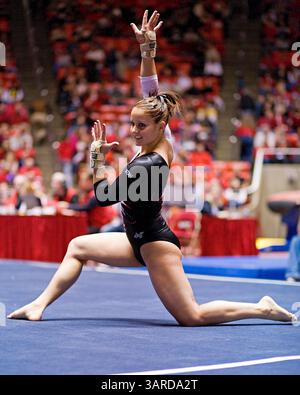 NCAA Div i Athletics: Utah Gymnastics vs Iowa State, 15 gennaio 2010. La ginnasta dell'Università dello Utah Katelyn Mohr si esibisce sul pavimento durante un incontro di ginnastica NCAA tra l'Università dello Utah Utes e gli Iowa State University Cyclones al Jon M. Huntsman Center di Salt Lake City, Utah. Utah ha vinto il Meet con un punteggio di 196,300 - 195.350.(Credit Image: © Russ Isabella/Cal Sport Media/ZUMApress.com) Foto Stock