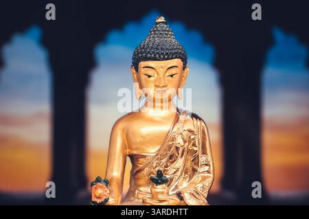 Festa del Buddha Jayanti del Vesak Day della statua dorata buddista Siddhartha Gautama Foto Stock