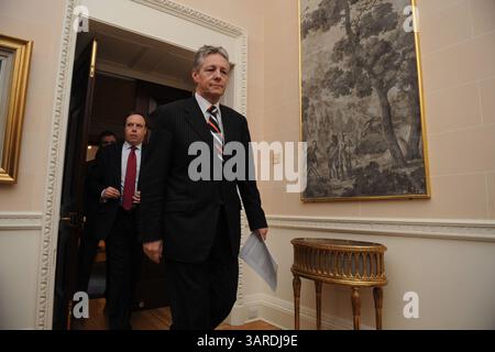 27 gennaio 2010 - Hillsborough Castle, Regno Unito - il primo ministro dell'Irlanda del Nord PETER ROBINSON (R) arriva per una conferenza stampa al castello di Hillsborough a Hillsborough, Irlanda del Nord. Si tenevano colloqui tra i due principali partiti Sinn Fein e il Partito unionista Demorcatico sulla devoluzione dei poteri di polizia e giustizia a Stormont. Il primo ministro britannico Brown e il primo ministro irlandese Cowen sono arrivati a Belfast lunedì e hanno tenuto discussioni in tarda serata con entrambe le parti. (Immagine di credito: © Pool/ZUMApress.com) Foto Stock
