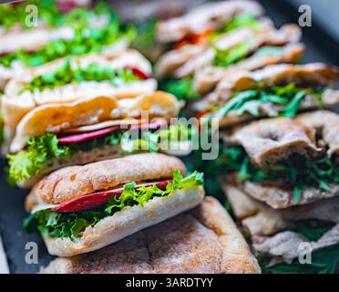 Panini preparati al momento venduti in un ristorante fast food. Foto Stock
