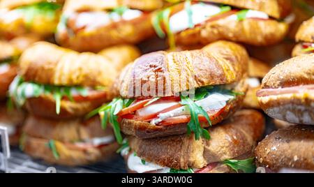 Panini preparati al momento venduti in un ristorante fast food. Foto Stock
