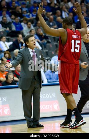 21 gennaio 2010: Rick Pitino, capo-allenatore dei Louisville Cardinals, cerca di capire cosa stava facendo Samardo Samuels (15 anni) durante la partita di basket NCAA tra i Louisville Cardinals e i Seton Hall Pirates al Prudential Center di Newark, New Jersey. (Immagine di credito: © Chris Szagola/Cal Sport Media/ZUMApress.com) Foto Stock