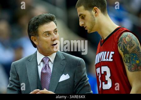21 gennaio 2010: Rick Pitino, capo-allenatore dei Louisville Cardinals, parla con Mike Marra (33) durante la partita di basket della NCAA tra i Louisville Cardinals e i Seton Hall Pirates al Prudential Center di Newark, New Jersey. The Pirates batte i Cardinals, 80-77.(immagine di credito: © Chris Szagola/Cal Sport Media/ZUMApress.com) Foto Stock