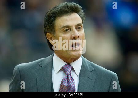 21 gennaio 2010: Rick Pitino, allenatore dei Louisville Cardinals, durante la partita di basket NCAA tra i Louisville Cardinals e i Seton Hall Pirates al Prudential Center di Newark, New Jersey. (Immagine di credito: © Chris Szagola/Cal Sport Media/ZUMApress.com) Foto Stock