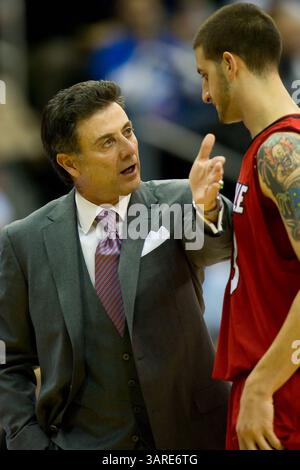 21 gennaio 2010: Rick Pitino, capo-allenatore dei Louisville Cardinals, parla con Mike Marra (33) durante la partita di basket della NCAA tra i Louisville Cardinals e i Seton Hall Pirates al Prudential Center di Newark, New Jersey. The Pirates batte i Cardinals, 80-77.(immagine di credito: © Chris Szagola/Cal Sport Media/ZUMApress.com) Foto Stock