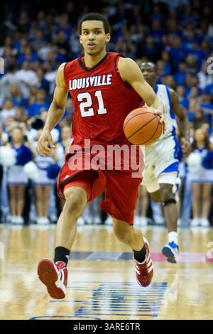 21 gennaio 2010: L'attaccante dei Louisville Cardinals Jared Swopshire (21) porta la palla sul campo durante la partita di basket NCAA tra i Louisville Cardinals e i Seton Hall Pirates al Prudential Center di Newark, New Jersey. The Pirates batte i Cardinals, 80-77.(immagine di credito: © Chris Szagola/Cal Sport Media/ZUMApress.com) Foto Stock