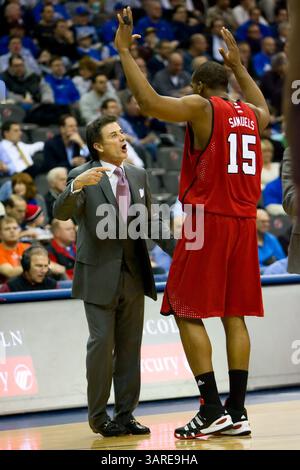 21 gennaio 2010: Rick Pitino, capo-allenatore dei Louisville Cardinals, ha parlato con Samardo Samuels, attaccante dei Louisville Cardinals (15) durante la partita di basket NCAA tra i Louisville Cardinals e i Seton Hall Pirates al Prudential Center di Newark, New Jersey. The Pirates batte i Cardinals, 80-77.(immagine di credito: © Chris Szagola/Cal Sport Media/ZUMApress.com) Foto Stock