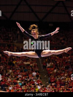 NCAA Div i Athletics: Utah Gymnastics vs Georgia, 22 gennaio 2010. La ginnasta dell'Università dello Utah Stephanie McAllister si esibisce a fascio durante un incontro di ginnastica NCAA tra la University of Utah Red Rocks e la University of Georgia GymDawgs presso il Jon M. Huntsman Center di Salt Lake City, Utah. Utah ha vinto il Meet con un punteggio di 196,550 - 196.500.(Credit Image: © Russ Isabella/Cal Sport Media/ZUMApress.com) Foto Stock