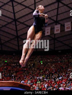 NCAA Div i Athletics: Utah Gymnastics vs Georgia, 22 gennaio 2010. La ginnasta dell'Università dello Utah Beth Rizzo esegue una volta durante un incontro di ginnastica NCAA tra l'Università dello Utah Red Rocks e l'Università della Georgia GymDawgs presso il Jon M. Huntsman Center di Salt Lake City, Utah. Utah ha vinto il Meet con un punteggio di 196,550 - 196.500.(Credit Image: © Russ Isabella/Cal Sport Media/ZUMApress.com) Foto Stock