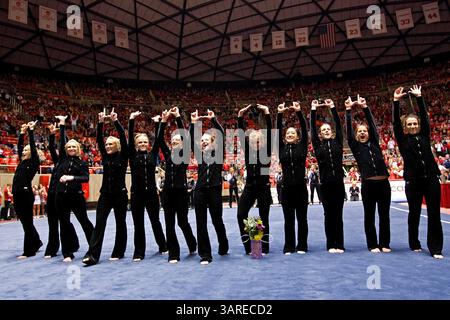 NCAA Div i Athletics: Utah Gymnastics vs Georgia, 22 gennaio 2010. La squadra di ginnastica dell'Università dello Utah celebra dopo aver appreso di aver sconfitto la Georgia durante un incontro di ginnastica NCAA tra l'Università dello Utah Red Rocks e l'Università della Georgia GymDawgs al Jon M. Huntsman Center di Salt Lake City, Utah. Utah ha vinto il Meet con un punteggio di 196,550 - 196.500.(Credit Image: © Russ Isabella/Cal Sport Media/ZUMApress.com) Foto Stock