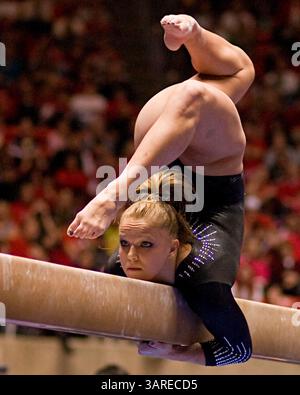 NCAA Div i Athletics: Utah Gymnastics vs Georgia, 22 gennaio 2010. La ginnasta dell'Università dello Utah Gael Mackie si esibisce su beam durante un incontro di ginnastica NCAA tra la University of Utah Red Rocks e la University of Georgia GymDawgs presso il Jon M. Huntsman Center di Salt Lake City, Utah. Utah ha vinto il Meet con un punteggio di 196,550 - 196.500.(Credit Image: © Russ Isabella/Cal Sport Media/ZUMApress.com) Foto Stock