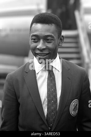 Pele. Ritratto del leggendario calciatore brasiliano, Edson Arantes do Nascimento ("Pelé": 1940-2022), nel 1962 Foto Stock