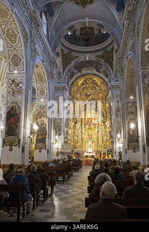 Siviglia, Spagna - 23 marzo 2025: A piedi a Siviglia. Real Parroquia de Santa Maria Magdalena. Strade, edifici. Stile di vita nell'area urbana. Spp. Nuvoloso Foto Stock