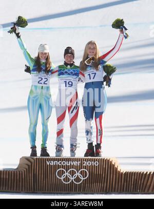 20 febbraio 2010 - Whistler, BC, Canada - WHISTLER, BC: 20 FEBBRAIO, 2010 -- lo sciatore austriaco Andrea Fischbacher (CENTRO) celebra la sua prestazione con la medaglia d'oro con la medaglia d'argento Tina Maze della Slovenia (SINISTRA) e Lindsey Vonn (DESTRA) degli Stati Uniti, nella Ladies Super-G al Whistler Creekside di Whistler, BC, durante i Giochi Olimpici del 2010, sabato 20 febbraio 2010. (Peter J. Thompson / Canwest News Service) CNS-OLY-SKI (immagine di credito: © CanWest/ZUMApress.com) Foto Stock