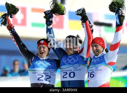 21 febbraio 2010 - Whistler, British Columbia, Canada - WHISTLER, B.C.: 21 FEBBRAIO, 2010 -- la medaglia d'argento Ivica Kostelic (L) della Croazia, la medaglia d'oro Bode Miller degli Stati Uniti e la medaglia di bronzo Silvan Zurbriggen (R) della Svizzera celebrano sul podio della medaglia per l'evento maschile Super Combined Slalom il 21 febbraio 2010 a Whistler, British Columbia, durante i Giochi Olimpici invernali del 2010. (Larry Wong/Canwest News Service) CNS-OLY-SKI (immagine di credito: © CanWest/ZUMApress.com) Foto Stock