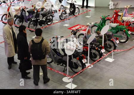 12 febbraio 2010 - Tokyo, Giappone - Una motocicletta "Super Cub" appositamente progettata è esposta presso la sede centrale Honda di Tokyo. Circa 60 motociclette "Super Cub" appositamente progettate saranno realizzate per commemorare il 50° anniversario della motocicletta. (Immagine di credito: © Hitoshi Yamada/ZUMA Press) Foto Stock