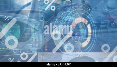 Immagine della percentuale, del cerchio di elaborazione e dei diversi dati sull'uomo caucasico che ripara l'auto Foto Stock