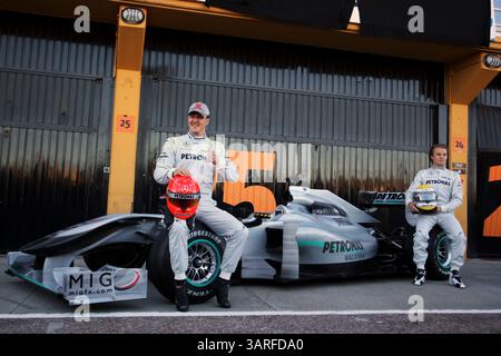 1 feb. 2010 - Valencia, Spagna - (da L a R): Michael Schumacher (GER) Mercedes GP con Nico Rosberg (GER) Mercedes GP e il nuovo Mercedes GP MGP W01, test di Formula uno, giorno due. (Credito: © Sutton Motorsports/ZUMApress.com) Foto Stock