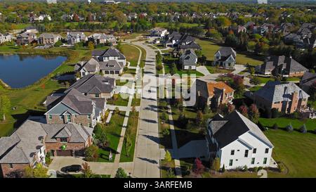 Vista aerea del quartiere periferico di Chicago, Illinois. Una vista aerea panoramica di un quartiere periferico di Chicago, Illinois, caratterizzato da grandi case Foto Stock