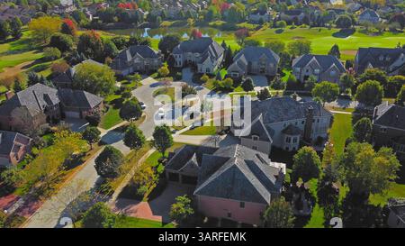 Vista su un esclusivo quartiere periferico vicino a Chicago, Illinois, con grandi case, strade circolari e un campo da golf. Foto Stock