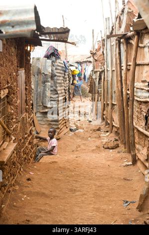 1 settembre 2009 - Nairobi, Kenya - gli stretti vicoli dell'insediamento informale Kibera a Nairobi, Kenya. Più di un milione di persone affollano la baraccopoli, che si trova su meno di un miglio quadrato di terra a circa 3 miglia dal centro di Nairobi in Kenya, rendendola uno dei luoghi più densamente popolati della terra. (Immagine di credito: © David Snyder/ZUMA Press) Foto Stock