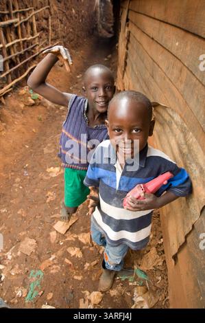 1 settembre 2009 - Nairobi, Kenya - due bambini giocano nelle strade sterrate dell'insediamento informale Kibera a Nairobi, Kenya. Più di un milione di persone affollano la baraccopoli, che si trova su meno di un miglio quadrato di terreno vicino al centro di Nairobi in Kenya, rendendola uno dei luoghi più densamente popolati sulla terra. (Immagine di credito: © David Snyder/ZUMA Press) Foto Stock