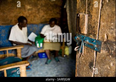 14 settembre 2009 - Nairobi, Kenya - Un residente dell'insediamento informale Mathare a Nairobi, kenya, incontra un membro dello staff del Baraka Medical Center. Il centro fornisce ogni tipo di assistenza, gratuita, ai poveri residenti della baraccopoli, che ospitano più di 500.000 persone. (Immagine di credito: © David Snyder/ZUMA Press) Foto Stock