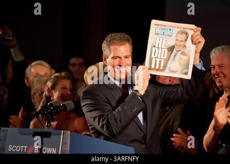 19 gennaio 2010 - Boston, Massachusetts, USA - SCOTT BROWN tiene una copia del giornale Boston Herald che proclamava la sua vittoria dicendo semplicemente "l'ha fatto!" Durante il suo discorso per la vittoria allo Scott Brown per il quartier generale della notte delle elezioni repubblicane del Senato degli Stati Uniti al Boston Park Plaza Hotel il 19 gennaio 2010 a Boston, Massachusetts. Brown sconfisse la candidata democratica Martha Coakley nelle elezioni senatoriali speciali del Massachusetts per occupare il seggio vacante lasciato dalla morte di Ted Kennedy il 25 agosto 2009. (Immagine di credito: © Bryce Vickmark/ZUMA Press) Foto Stock