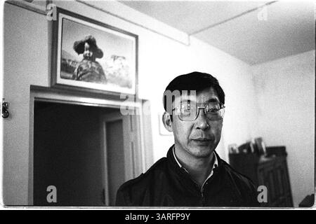 Novembre 1991 - McLeod Ganj, Dharamsala, INDIA. TENZIN RINPOCHE, il fratello DEL DALAI LAMA, si trovava di fronte ad una fotografia di se stesso da ragazzo in Tibet, prima che lui e suo fratello fuggissero a Dharamsala, dove risiedevano il governo in esilio dei tibetani e sua Santità il DALAI LAMA. (Immagine di credito: © David Stephenson/ZUMApress.com) Foto Stock