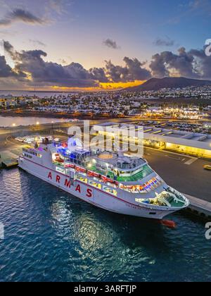 Lanzarote. Isole Canarie, Spagna. 02.02.2025 splendidi tramonti dopo il tramonto su Playa Blanca, mentre un traghetto Armas aspetta al porto. 2 febbraio 2025. Foto Stock