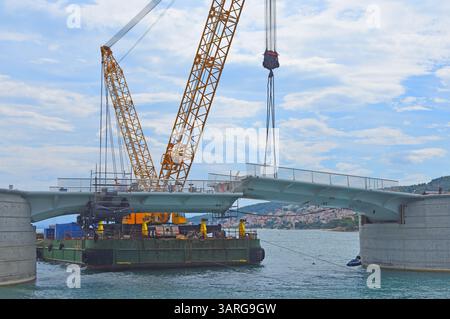 Costruzione del ponte per l'isola di iovo dalla terraferma vicino a Traù Spalato Croazia Foto Stock