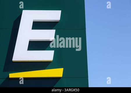 Aarhus, Danimarca - 17 aprile 2022: Logo Europcar su un pannello. Europcar è una società di autonoleggio francese fondata nel 1949 a Parigi Foto Stock