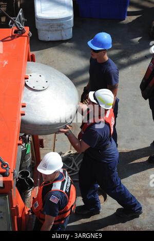 7 maggio 2010 - Venezia, Louisiana, Stati Uniti - guardie costiere che scaricano un container pieno di parti del Vessel of Opportunity Skimming System (VOSS) a bordo della CGC Harry Claiborne (WLM 561). La Guardia Costiera degli Stati Uniti, in collaborazione con BP PLC, residenti locali e altre agenzie federali, sta implementando il VOSS per aiutare a prevenire la diffusione di petrolio a seguito dell'esplosione del 20 aprile su Mobile Offshore Drilling Unit Deepwater Horizon. (Immagine di credito: © US Navy/ZUMApress.com) Foto Stock