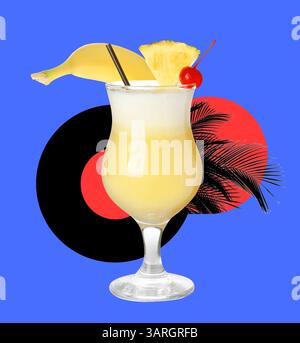 Atmosfera da festa estiva. Cocktail Pina colada con frutta, dischi in vinile e foglie di palma su sfondo colorato brillante, collage creativo Foto Stock