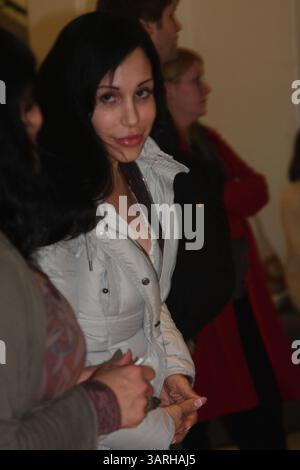 23 febbraio 2010 - New York, New York, Stati Uniti - Octomom Nadya Suleman arriva all'aeroporto di newark per ospiti sul panorama e riunioni nel New Jersey. OFFERTA ESCLUSIVA 02-23-2010. I14716BT.(immagine di credito: © Barry Talesnick/Globe Photos/ZUMApress.com) Foto Stock