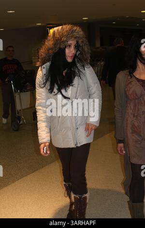 23 febbraio 2010 - New York, New York, Stati Uniti - Octomom Nadya Suleman arriva all'aeroporto di newark per ospiti sul panorama e riunioni nel New Jersey. OFFERTA ESCLUSIVA 02-23-2010. I14716BT.(immagine di credito: © Barry Talesnick/Globe Photos/ZUMApress.com) Foto Stock