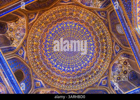 I disegni geometrici dettagliati in oro e azzurro adornano un magnifico soffitto ad arco, mescolando arte e patrimonio culturale in intricati motivi riempiono Foto Stock