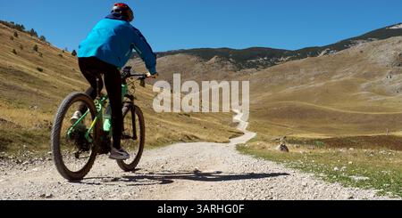 Mountain bike su tortuosa strada ghiaiosa sul monte Bjelasnica, Lukomir, Bosnia ed Erzegovina (2) Foto Stock