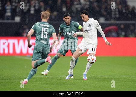 Hugo Ekitike (a destra) di Eintracht Francoforte e Cristian Romero di Tottenham Hotspur si battono per il pallone durante i quarti di finale di UEFA Europa League, partita di andata e ritorno al Deutsche Bank Park di Francoforte, Germania. Data foto: Giovedì 17 aprile 2025. Foto Stock