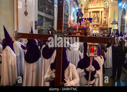 Madrid, Spagna. 16 aprile 2025. Nonostante i preparativi della processione con fervore e passione, la pioggia ha impedito alla Fratellanza zingara di portare il Cristo della salute e la figura di nostra Signora della Beata Vergine Maria. L'incapacità di svolgere la processione ha causato grande tristezza tra i suoi fedeli. (Credit Image: © Richard Zubelzu/ZUMA Press Wire) SOLO PER USO EDITORIALE! Non per USO commerciale! Foto Stock