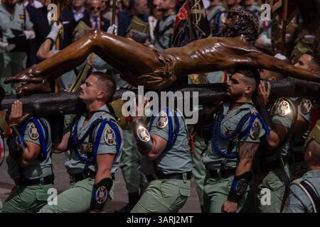 Malaga, Spagna. 17 aprile 2025. Un gruppo di legionari trasporta il Cristo di Mena durante il trasferimento del Cristo di Mena il giovedì Santo, una delle processioni della settimana Santa più famose di tutta la Spagna, sia per ciò che rappresenta sia per la partecipazione della Legione che canta ''El Novio de la Muerte'', una canzone emblematica diventata l'inno non ufficiale della Legione spagnola. (Credit Image: © David Canales/SOPA Images via ZUMA Press Wire) SOLO PER USO EDITORIALE! Non per USO commerciale! Foto Stock