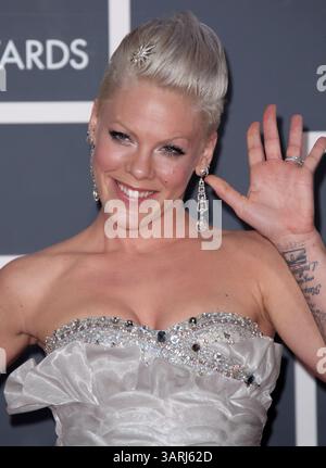 31 gennaio 2010 - Los Angeles, California, USA - IL ROSA arriva per lo spettacolo dei Grammy Awards. (Crediti: © Lisa o'Connor/ZUMA Press) Foto Stock