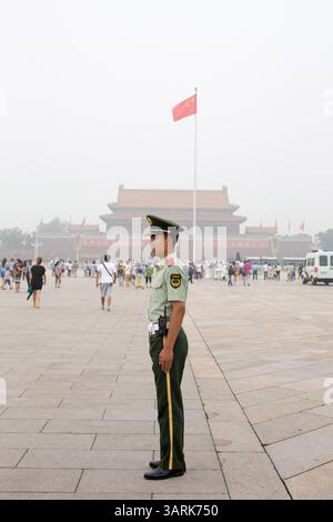 1 luglio 2013 - Pechino, Cina - Un soldato era in piedi in piazza Tiananmen, Pechino, Cina. (Immagine di credito: © Jiwei Han/ZUMAPRESS.com) Foto Stock