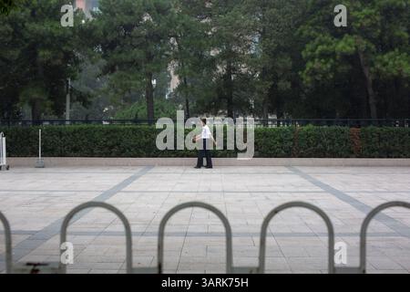 1 luglio 2013 - Pechino, Cina - due guardie di sicurezza camminavano intorno alla grande sala del popolo, Pechino, Cina. (Immagine di credito: © Jiwei Han/ZUMAPRESS.com) Foto Stock