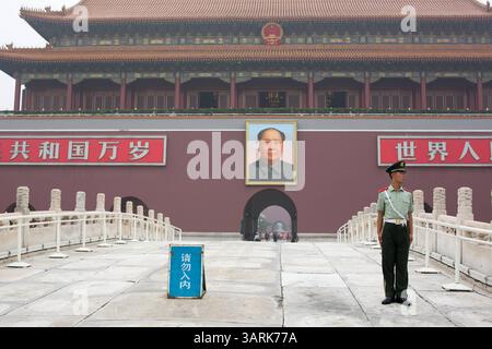 01 lug 2013 - Pechino, Cina - Un soldato era in piedi sul ponte dell'acqua d'oro, dietro di lui che è il rostro di Tiananmen e il dipinto di Mao Zedong stava cercando su di esso, Pechino, Cina. (Immagine di credito: © Jiwei Han/ZUMAPRESS.com) Foto Stock