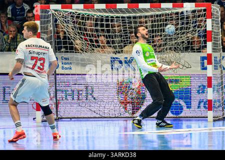 Eisenach, Germania. 17 aprile 2025. Matija Spikic (ThSV Eisenach, n. 1) GER, ThSV Eisenach gegen HC Erlangen, Handball, Daikin 1. Handballbundesliga, 26.Spieltag, Saison 2024/2025, 17.04.2025 foto: Eibner-Pressefoto/Martin Herbst credito: dpa/Alamy Live News Foto Stock